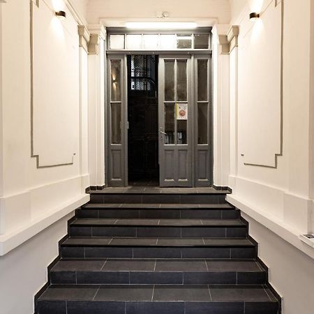 Qult - Misty Night Apartment Bucharest Exterior photo