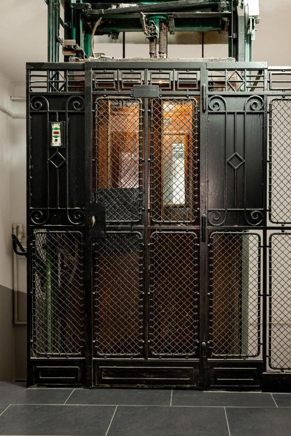 Qult - Misty Night Apartment Bucharest Exterior photo
